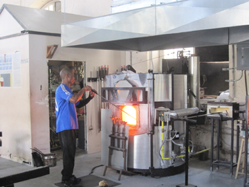 an apprentice working at dockyard glassworks hot shop & studio glass gallery